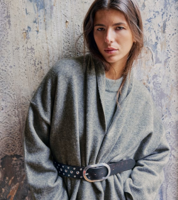 femme portant un gilet en maille bambou